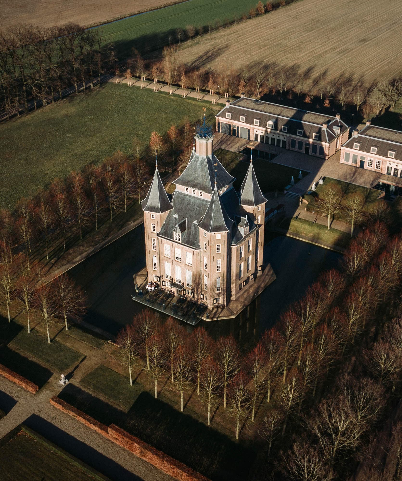Drone opname door Ungraded van een surfer op de golven